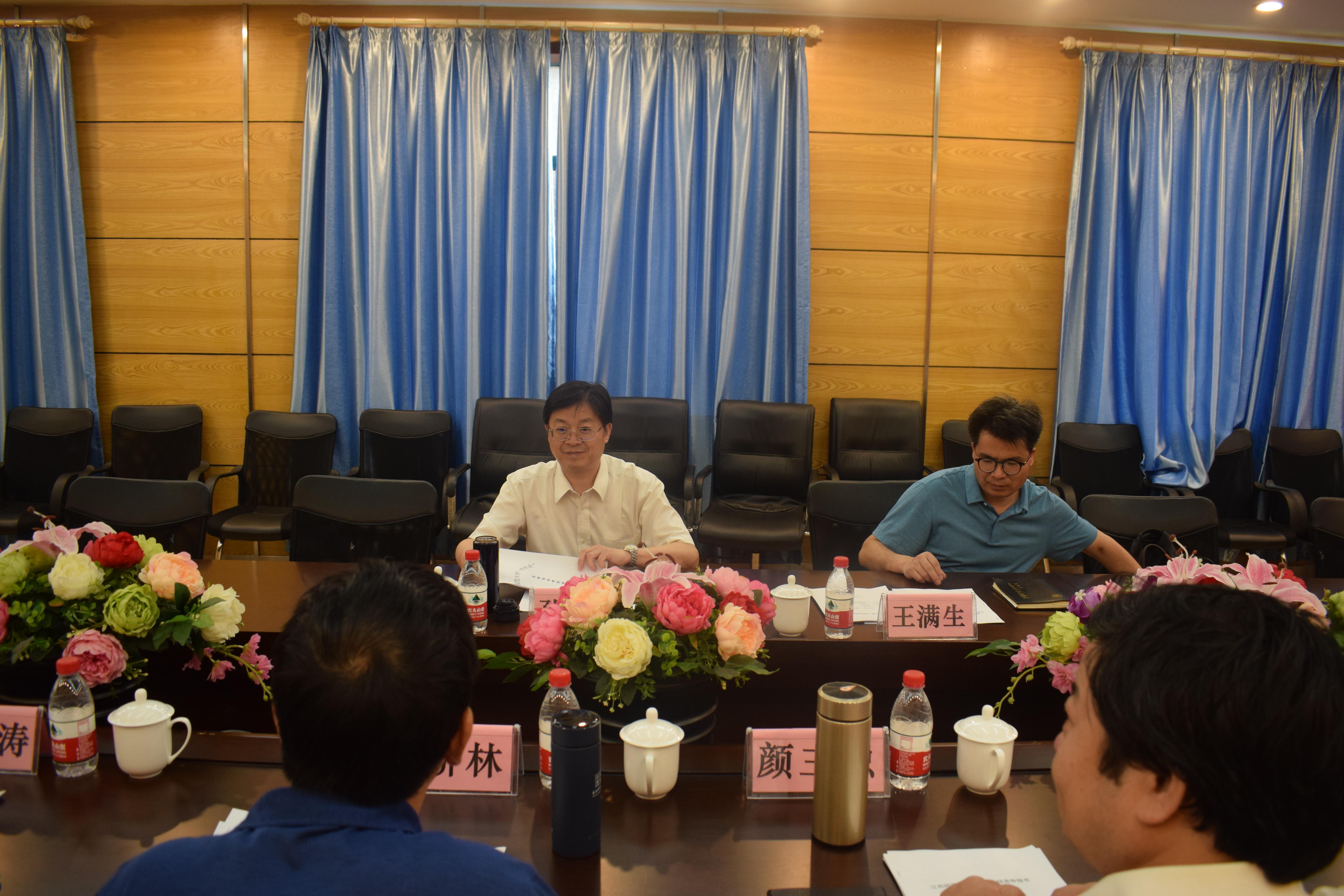 政法学院举行法学一流本科专业申报专家咨询会