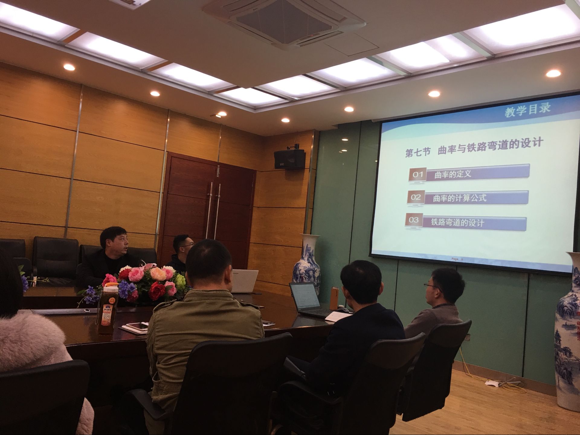 政法学院第十届“教学月”活动之三----召开优秀教师先进事迹宣讲座谈会 