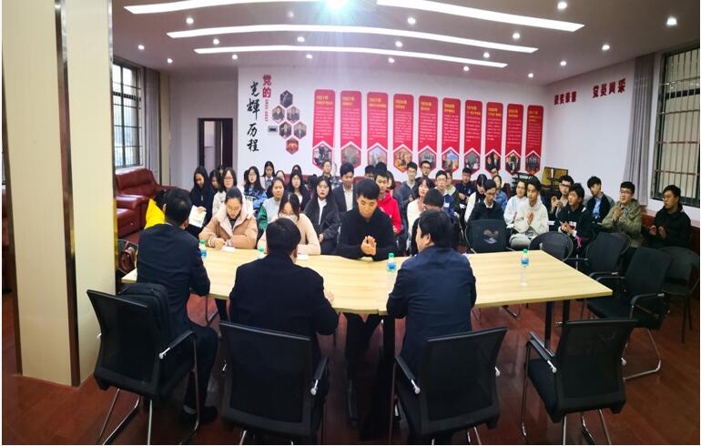 政法学院第十届“教学月”活动之四----召开“我对老师课堂教学的建议”座谈会