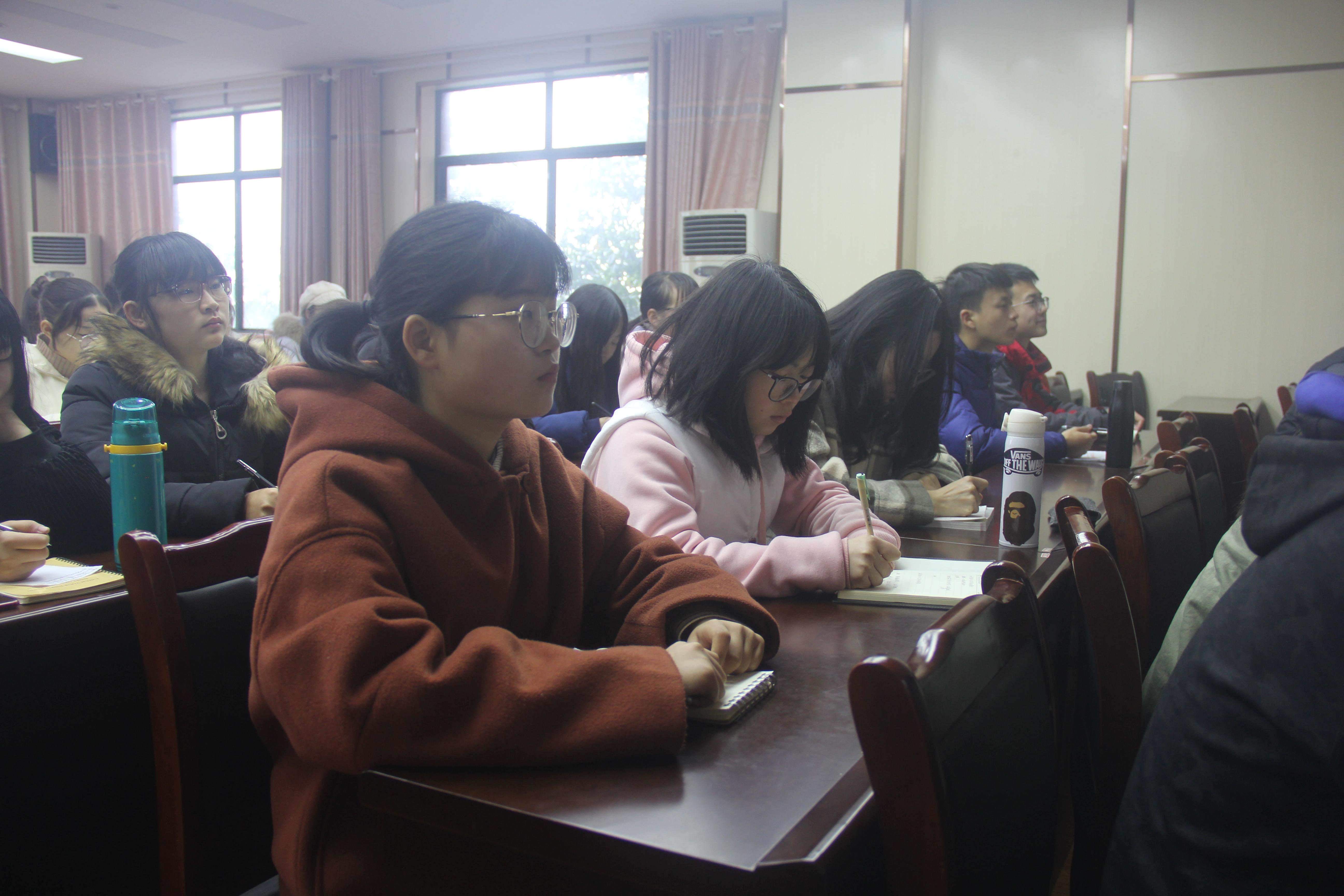 政法学院组织观看2019年全国“两会”活动