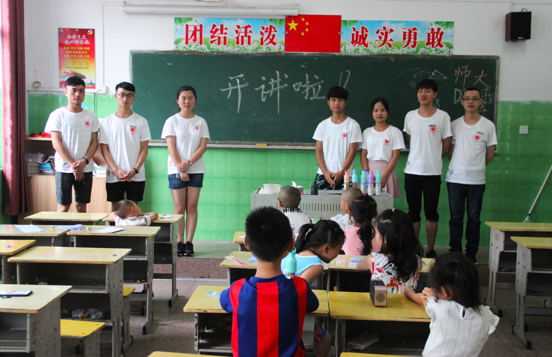 子在巢中待父归，成长多彩情相随