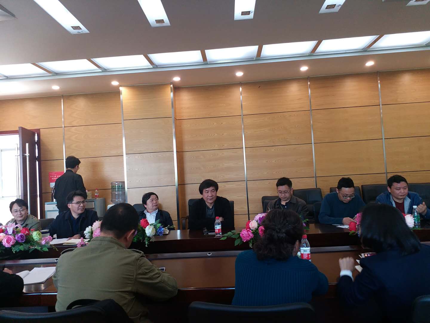 发挥党员模范作用，共商法学学科发展
