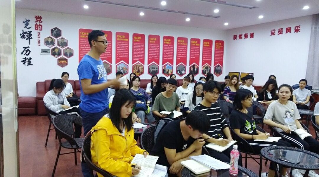 政法学院党委“铸魂”读书会第三期——学生党员学习宣传贯彻党的十九大精神