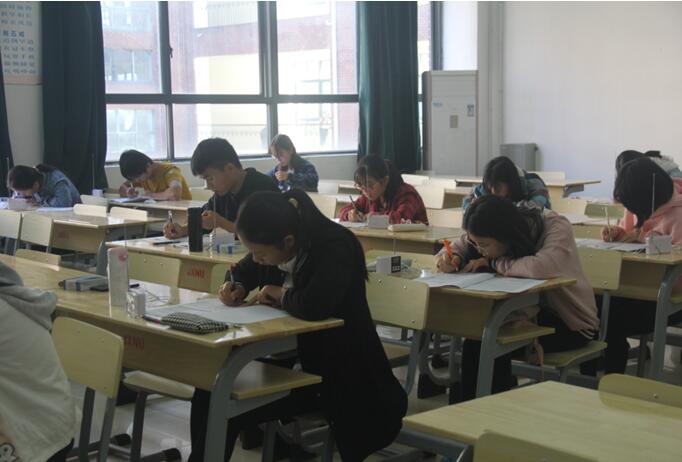 政法学院英语四级模拟考试顺利开展