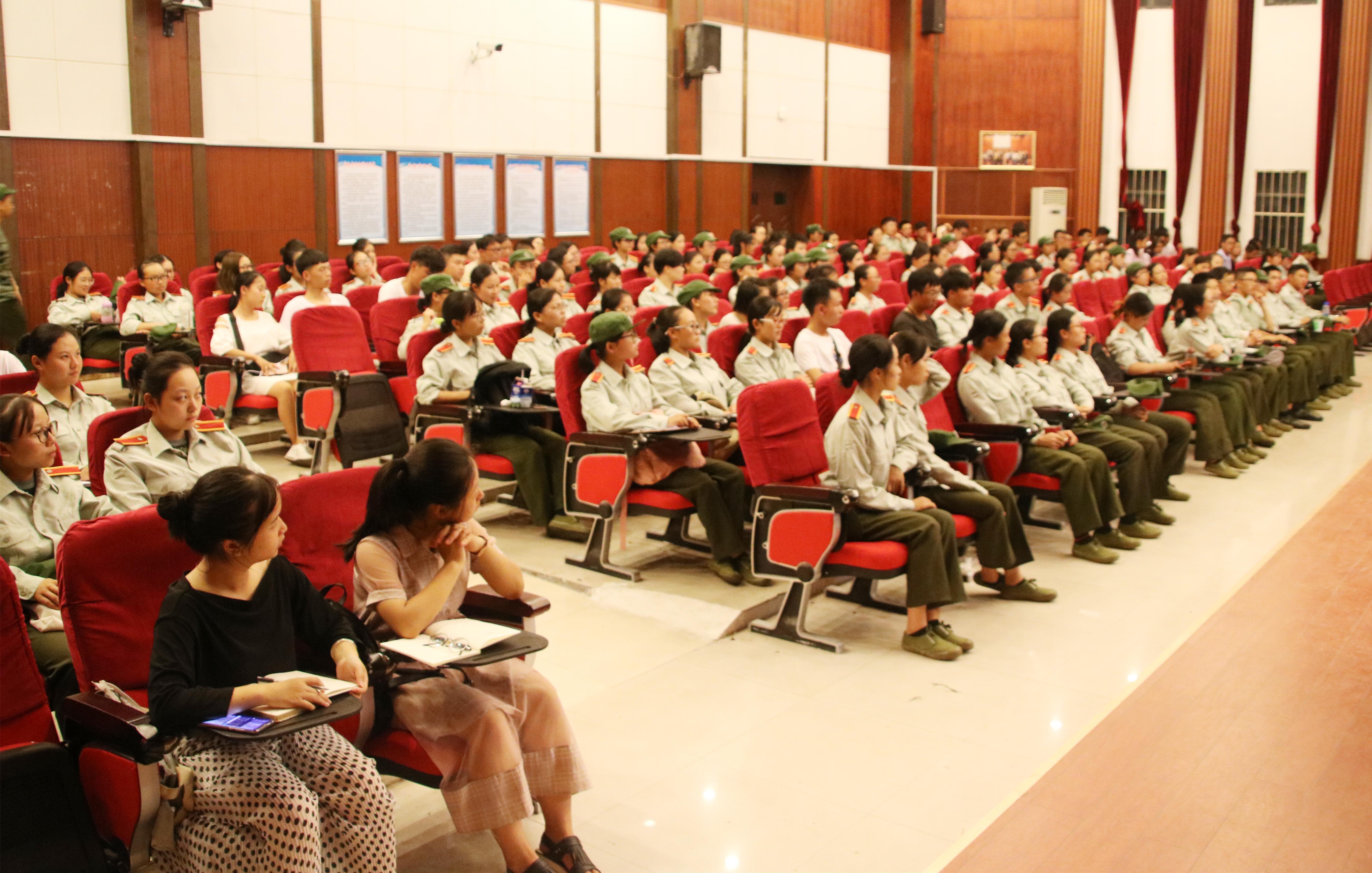 政法学院举行2018级法学新生入学教育专业讲座