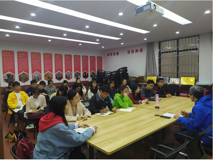 根据学院党委“不忘初心、牢记使命”主题教育检视问题工作安排，2019年10月22日晚，政法学院本科生第一党支部于名达楼2101党员活动室召开“检视问题找差距，对标整改抓落实”专题会议，就主题教育活动开展以来各方反馈的问题和提出的意见进行深刻检视反思，并把理论学习、发现问题、解决问题紧密结合，要求认真剖析、查找自身存在问题，明确整改重点和方向，进一步把支部主题教育落实到位。支部全体党员及拟发展对象参加会议。