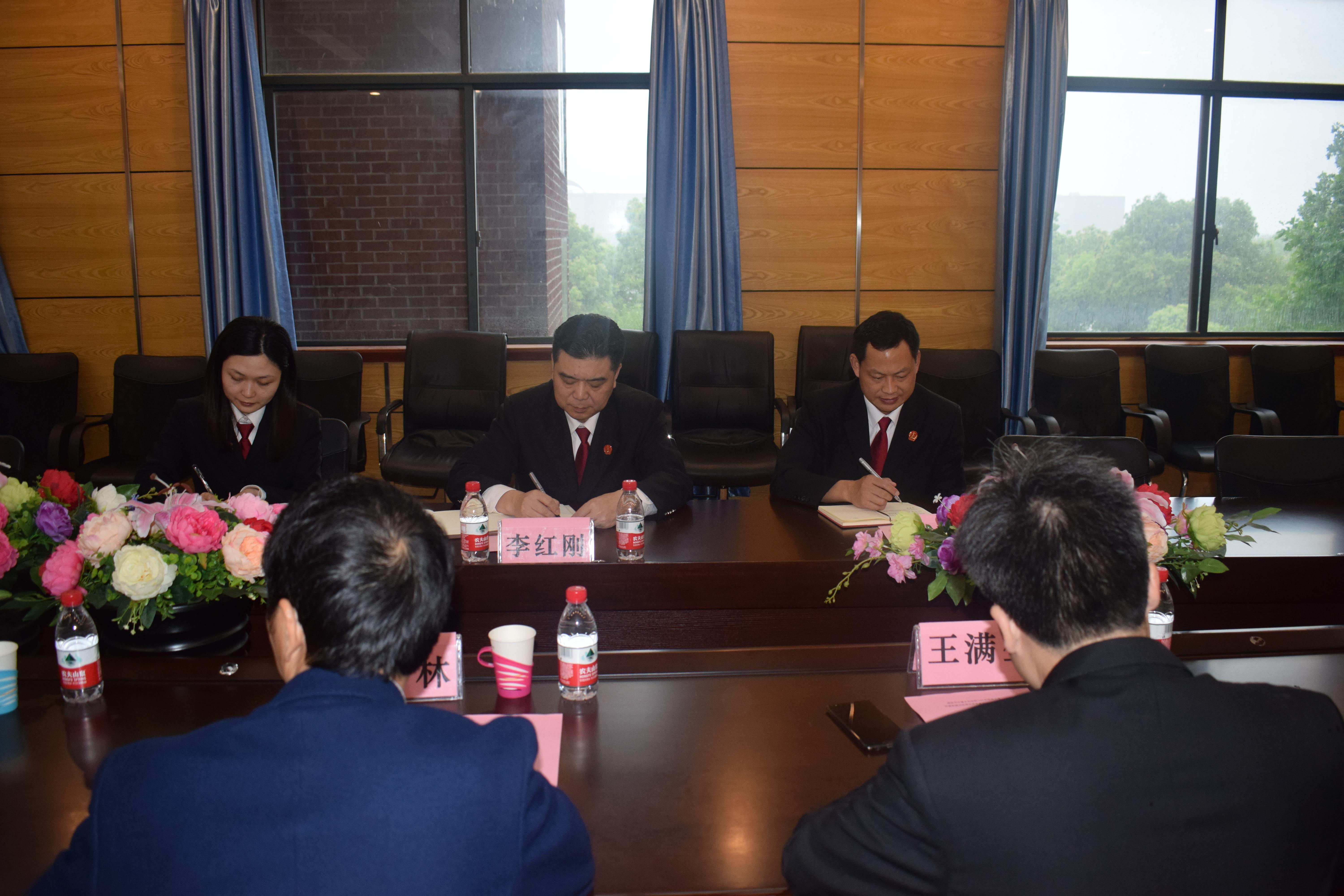 政法学院与南昌市中级人民法院举行环境资源司法理论研究基地签约及授牌仪式