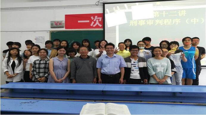 政法学院“正大学子”法学班开展课堂教学改革探索--让阅读走进课堂
